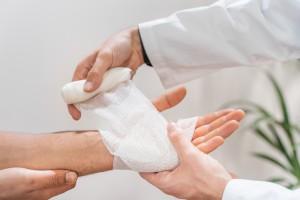 Перша допомога при хімічних опіках: як діяти правильно